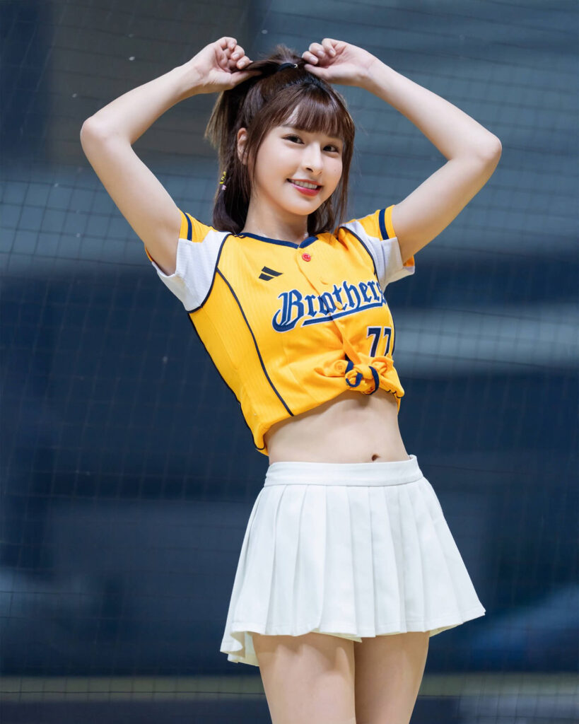 CT AMAZE 峮峮，中華職棒中信兄弟啦啦隊 Passion Sisters 成員。