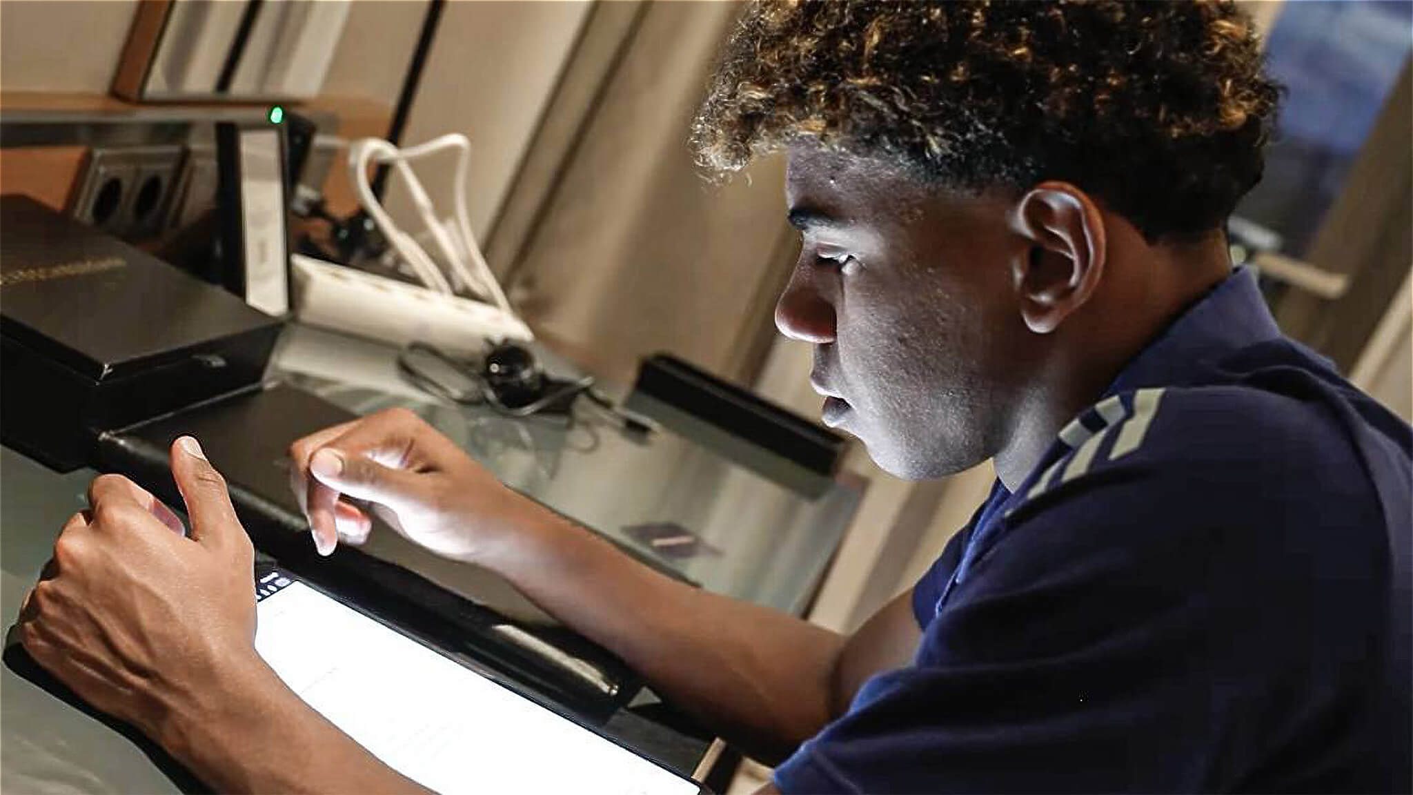 拉明亞馬爾在歐洲盃期間在飯店房間裡寫作業