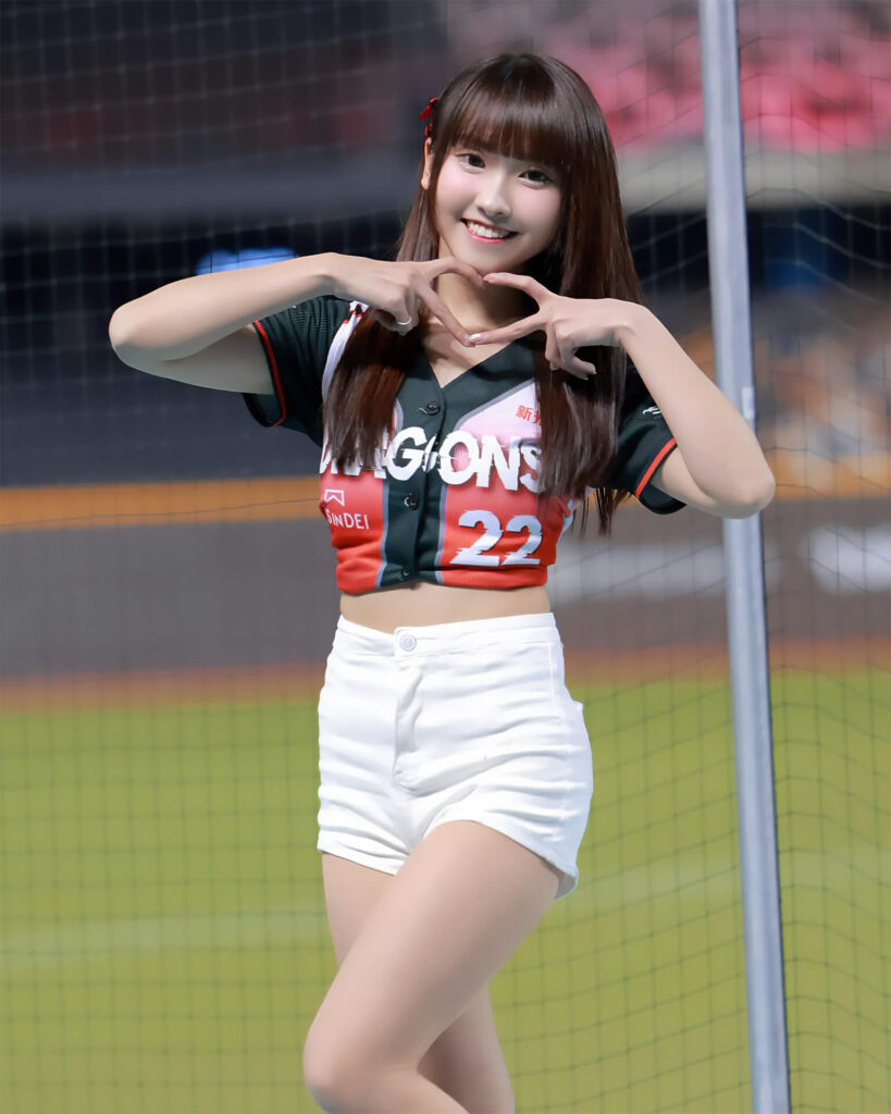 CT AMAZE 璦昀，味全龍啦啦隊 Dragon Beauties 小龍女成員。